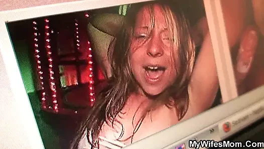 Adam çok eski sarışın kız arkadaşının annesini sikiyor