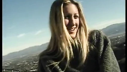 Kız alır kedi yaladı ve becerdin ve yiyor boşalmak sonra emme çük