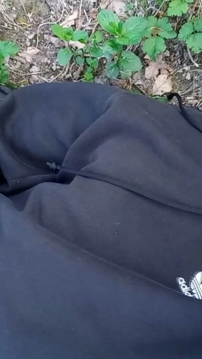 Sevimli eşcinsel twink, dışarıda fermuarından çıkardığı aletiyle otuzbir çekiyor, Jon Arteen | Bölüm 1