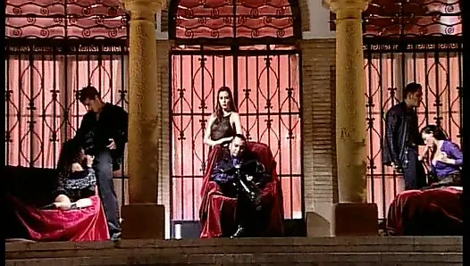 Siyah çizmeli çarpıcı esmer azgın sert yarakla sert sikiliyor