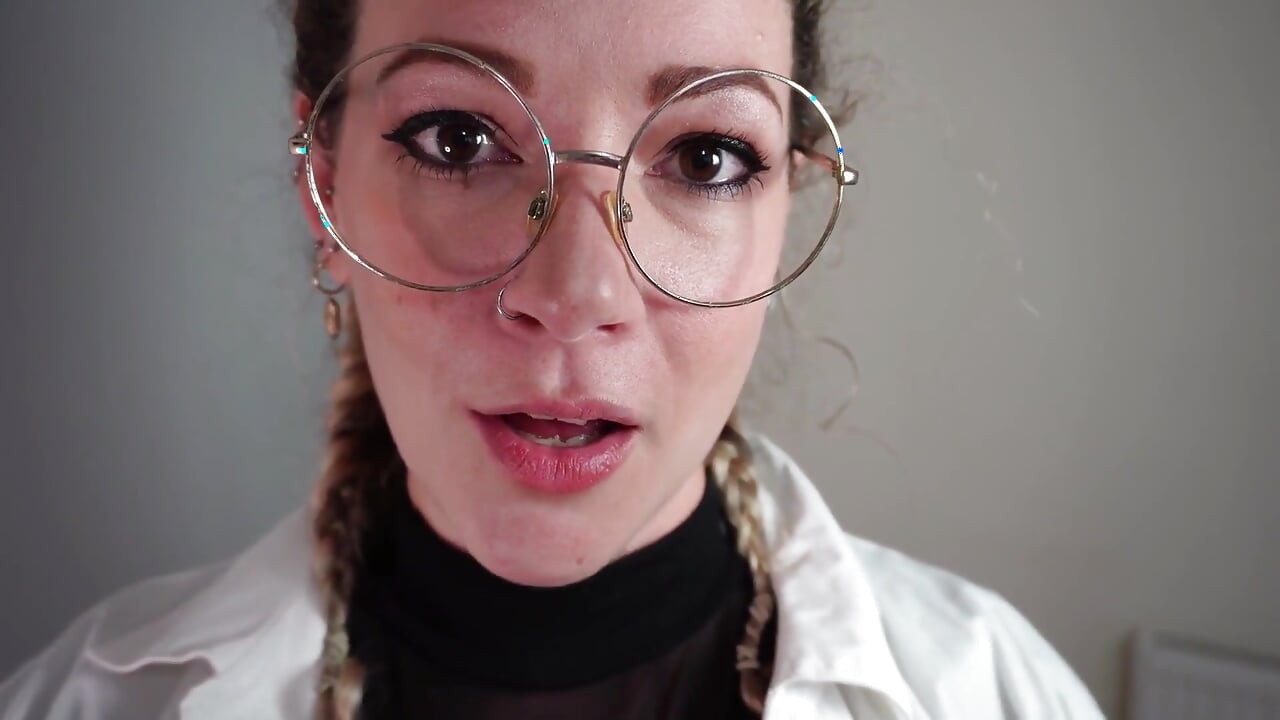 Giantess: bilim adamı profesörünü küçültüyor