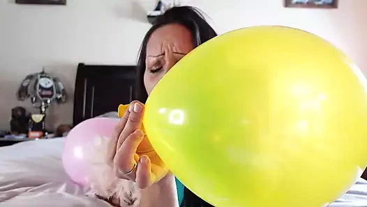 Balonlarımla seni azdırmak istiyorum, yarağını her nefese okşamasını izlemek istiyorum