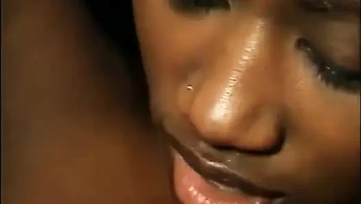 Amcık yalama büyük siyah yarak emiyor amcık sikişi... ağzına boşalma