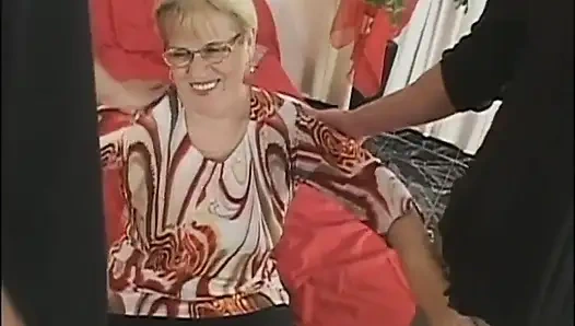 Büyük memeli sarışın tombul amcık üçlü grup seks partisi