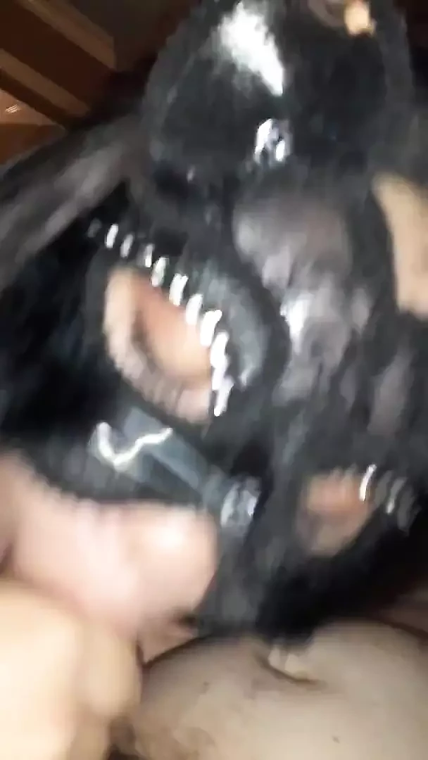 21-летняя шлюшка глотает 50-летнего мужчину