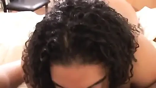 Büyük memeli çikolata ev hanımı Cheyanne Foxxx koca sikli delikanlıları birbiri ardına evcilleştirir