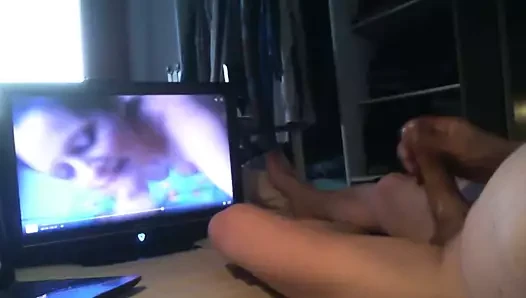 Kirilou se masturbe en matant annabelle sucer son mec...