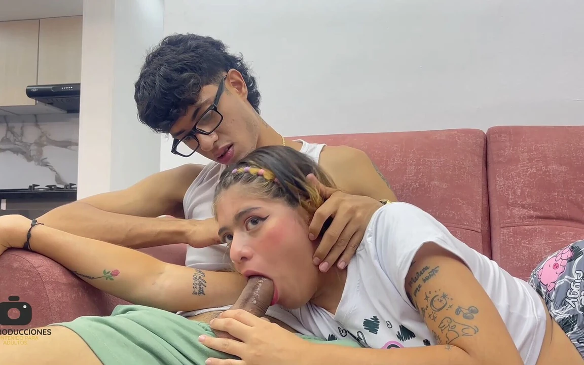 Küçük üvey kız kardeşim korkuyor, bu yüzden ona yardım etmek için ona yutması için büyük yarağımı veriyorum.