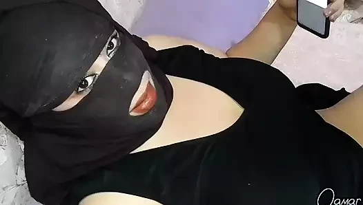 Bir kadını seks izlerken ve seks yaparken yakaladım. Bakalım götüne ne yaptı. Arap seksi ve Mısırlı konuşması çok açık.