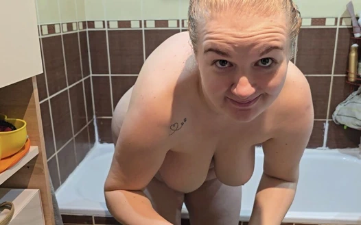 Onu duş alırken yakaladım, beni tahrik etti, ben de mastürbasyon yapmaya başladım