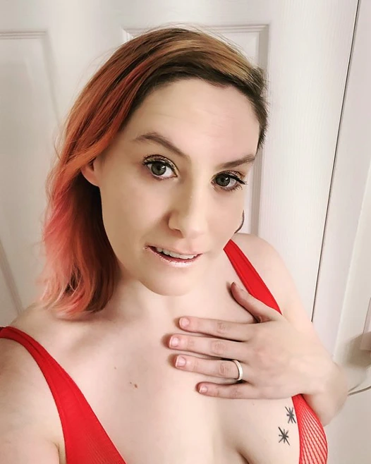 Pawg orta yaşlı seksi kadın şakacı bir şekilde dans ediyor