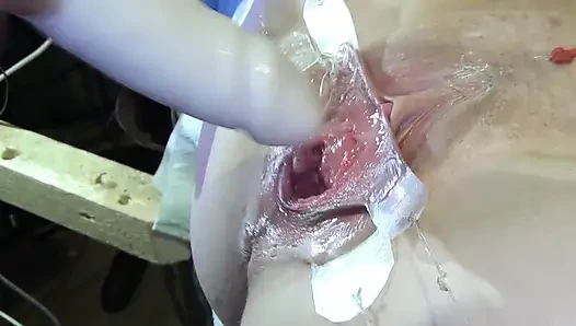 8 Çok Yakın Yayılmış Vajina Dildo Ve Camla Sikişiyor