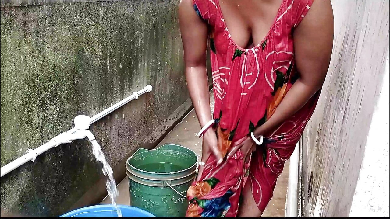 Evli kadın ko chuda jab vo bahar balkani me nha rhi rhi, Hintçe hd porno video seks