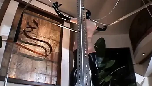 Domine edilen sürtük çifte sikiliyor