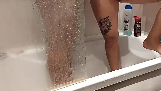 Duşta karşılıklı mastürbasyon