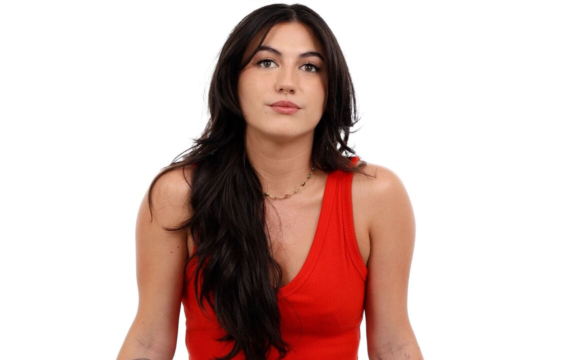Ateşli resepsiyonist ev almak için bir yandan bulmaya çalışıyor