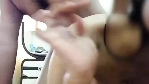 Hintli sevimli kız domalarak sert sikiliyor