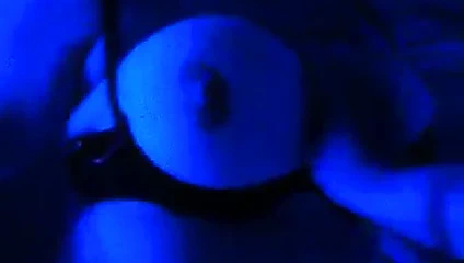 Göğüsler su altında.