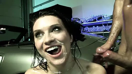 Yağlı sürtük azgın adamlara zevk vermek istiyor