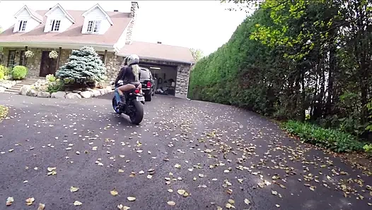 Sarışın bebek açık havada derin emdikten sonra büyük bir yarağa biniyor