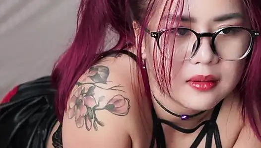 Sevimli inek Asyalı yayıncı Gabbi anal eğitim yapıyor - utangaç blushy ilk kez