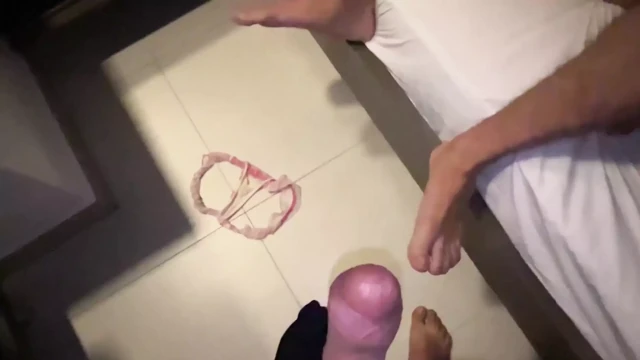 Aldatılan koca elle muameleye boşalıyor ve bilinmeyen yarak karısını prezervatifsiz sikiyor ve yaramazın götünü tokatlıyor!