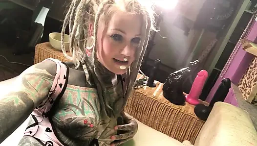 Azgın alternatif dövmeli kız seks oyuncaklarını göt tıkacıyla gösteriyor