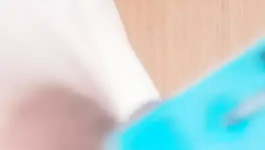 meme kelepçeleri ile oynarken, tatlı asyalı bebek onu meme işkence (chillax)