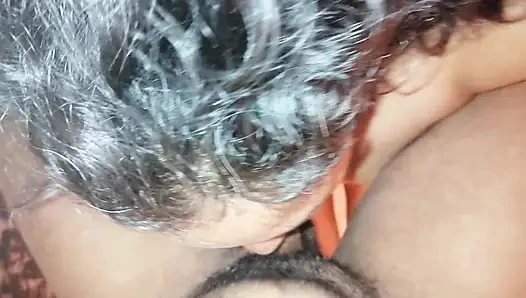 Amcığını sert yalıyor