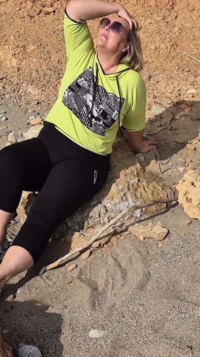 Azgın evli kadın plajda mastürbasyon yapıyor