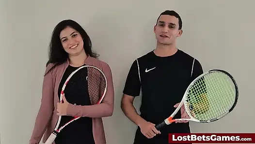 Rafaela ve Igor striptiz tenisi maçını dışarıda yapıyor