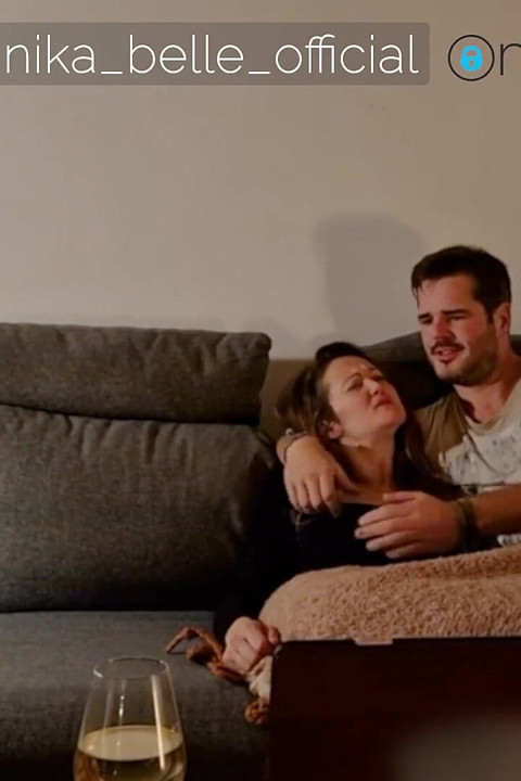 Aşık bir çift ateş sohbetini başlatmak için kanepede porno izliyor ve edepsiz konuşma