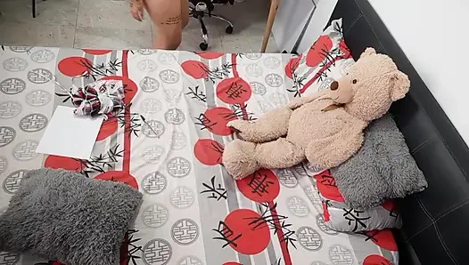 Ateşli latin dövmelerini ve amcığını gösteriyor.