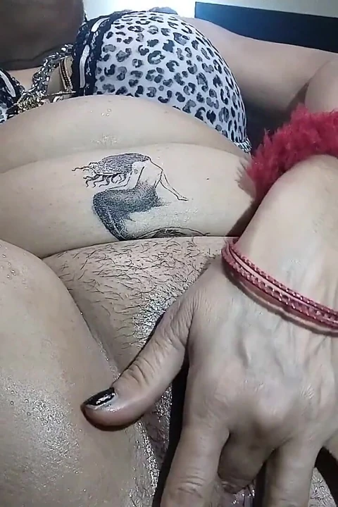 Üvey üvey baba seks oyuncaklarıyla amını parmaklıyor ve anal seks yapıyor