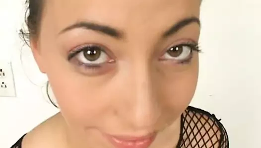 Güzel esmer fahişe iki büyük çubuklara kafa verir - üçlü üçlü klasik retro