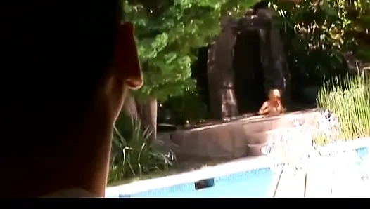 Azgın sarışın havuz başında adamın yarağını emiyor