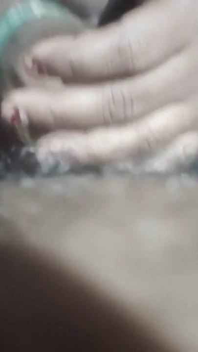 Üvey kız kardeşimi azgın görünce yanına gittim, penisini tuttum ve mastürbasyon yaptım.aur mera mutth mara | Klip 1