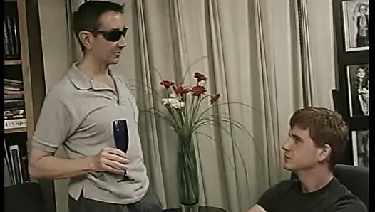 Seksi piliç götten yarak alan 2 yarak emen adam tarafından sikiliyor