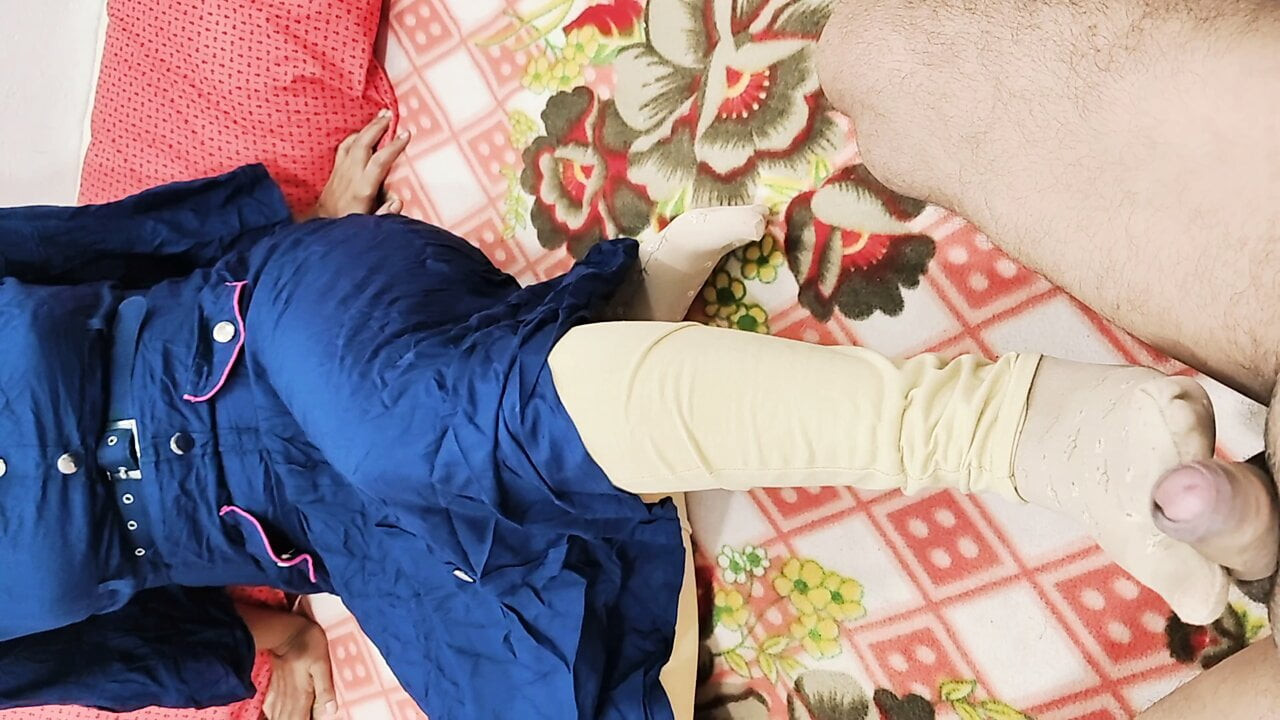 Desi Hot Mohini kız arkadaşı, kayınpederi tarafından Hintçe konuşan mohini ile becerdin.