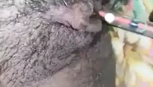 Desi kız sulu amını gösteriyor.