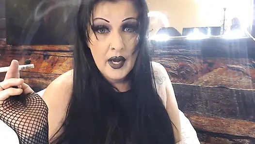 Gotik tanrıça sigara içiyor köle aşağılaması