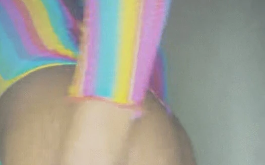 Shuga Avry kamera önünde güzel amını seksi bir striptizle gösteriyor ve file çoraplı klitorisiyle oynuyor