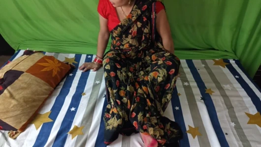 Kayınbiraderi odaya aradıktan sonra, baldız penisini vajinasına soktu