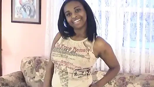 Tombul zenci hatun büyük götünü gösteriyor