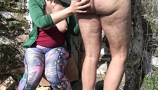 Sapık üvey anne tatil sırasında açık havada üvey oğlunun yarağına dokunuyor