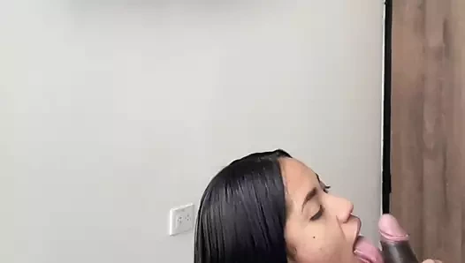 Gözlerine bakarken lezzetli bir sakso çekiyor -amatör çift- nysdel