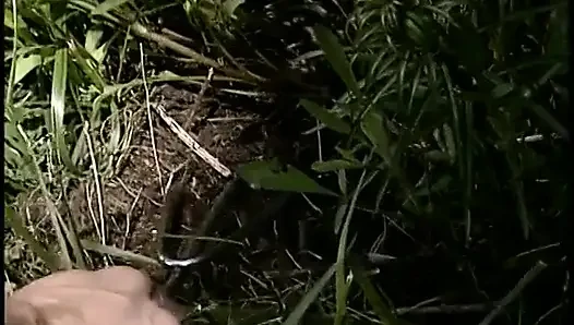 Yaşlı bir kadın evde sutyenli partneri ile konuşuyor 2'de 1 sahne