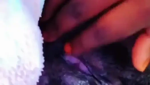 Yatakta yalnız amcığımı tatmin ediyor