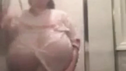 İri güzel kadın ıslak tişörtlü duş