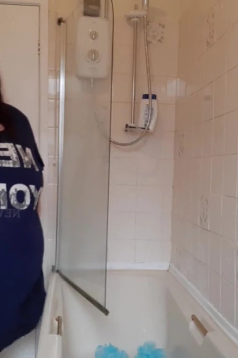 Ssbbw göbek ve vücut sallıyor